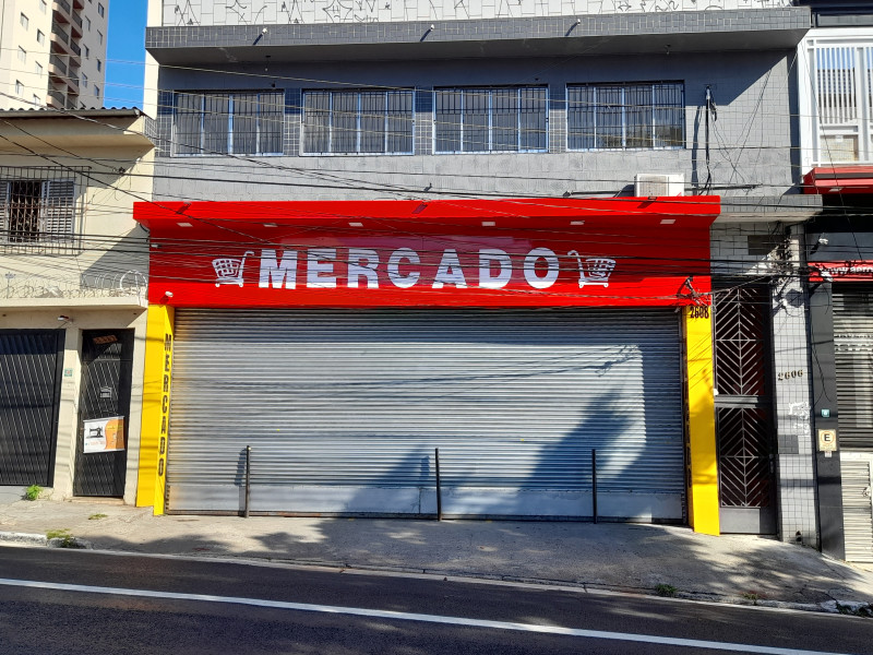 Prédio Comercial na Avenida São Miguel - com 5 salas comerciais e 1 salão de 249m2 + 2 Casas germinadas ao fundo usadas para ampliação das salas comerciais.