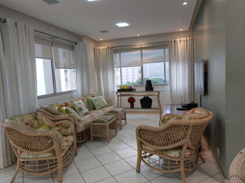 Confortável, Iluminado E Excelente Apartamento Na Praia De Pitangueiras, No Guarujá, 50 Metros Do Mar.