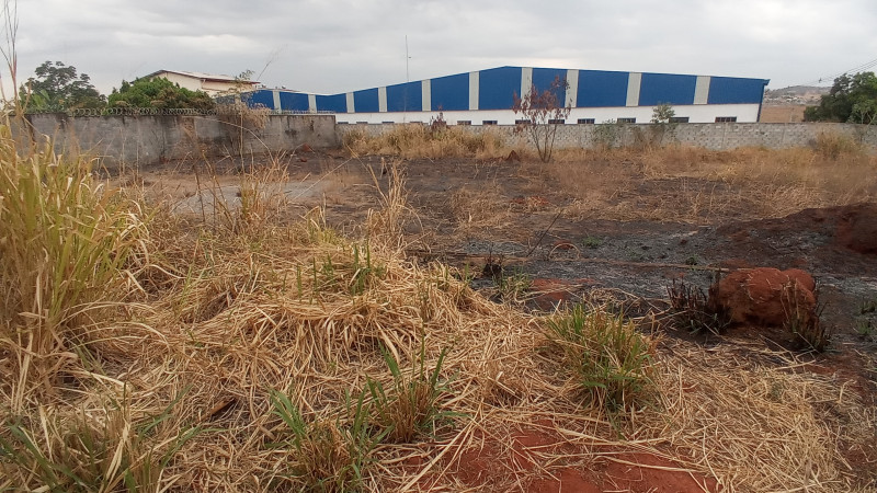 TERRENO DE ESQUINA ÁREA 2.925 M2 EMTRINDADE GOIÁS