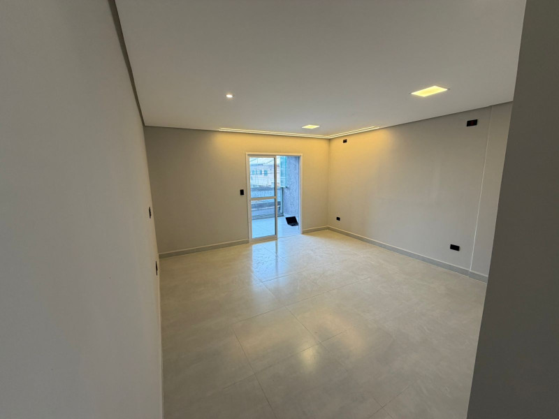 Casa em Condomínio com 3 Dorms (1 Suíte) e Sacada Ampla de Frente para a Rua