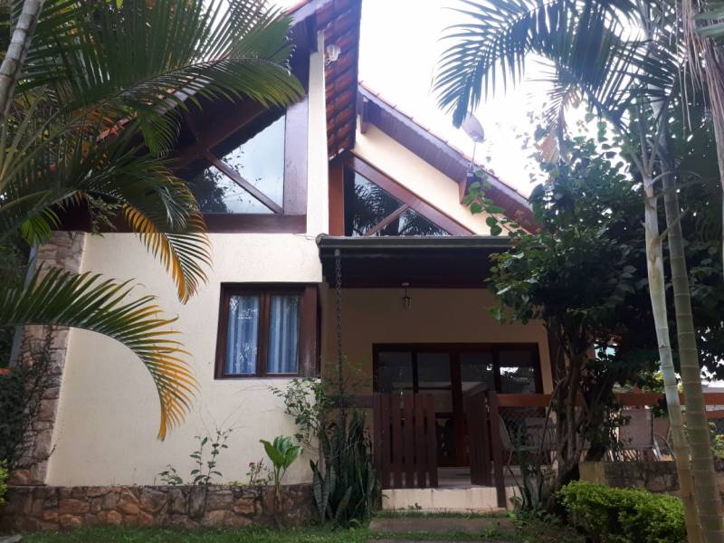 Casa em Condomínio fechado com 380 m² de área construída em terreno de 480m², 4 Quartos