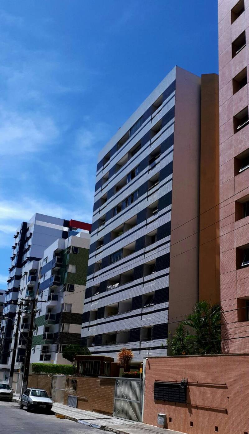Vendo apartamento na Ponta Verde, a duas quadras da praia.