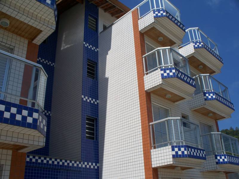 Apartamento - prédio 100% pastilhado / Ubatuba/Enseada
