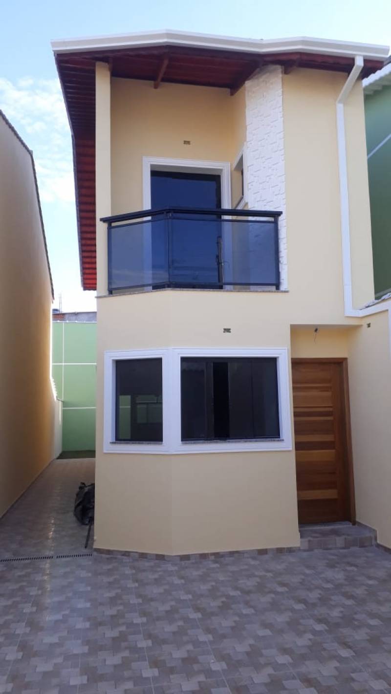SOBRADO: 2 SUITES, 2 VAGAS DE GARAGEM, AREA DE SERVIÇO COBERTA E QUINTAL GRAMADO.