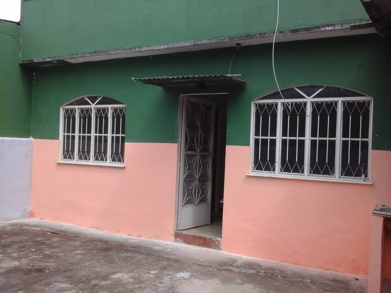 Excelente casa bem localizada, com ônibus na porta, próximo a Estação de Mesquita 10 min.