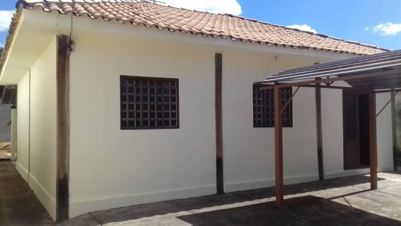 CASA COM 3/4 SENDO 01 SUÍTE
