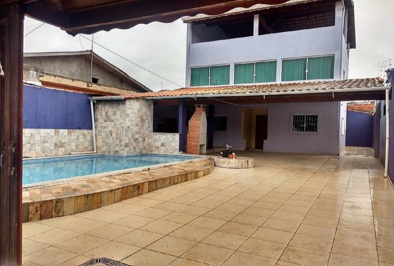Sobrado com piscina em Peruibe