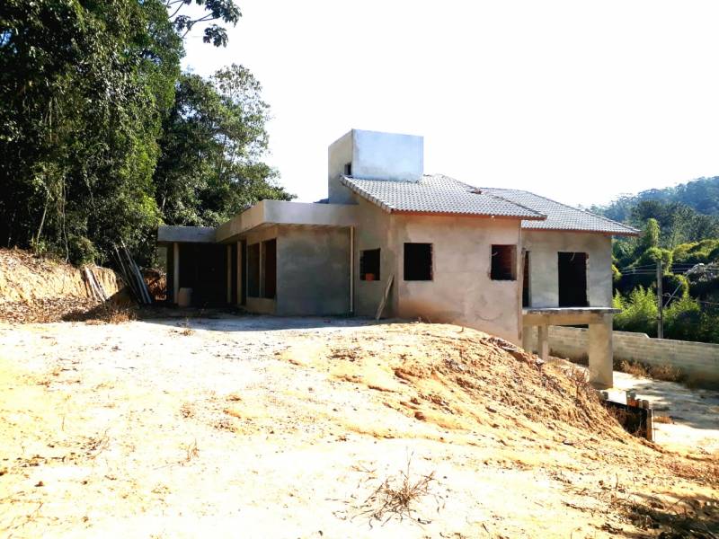 Residência em Sabaúna - Sem acabamento