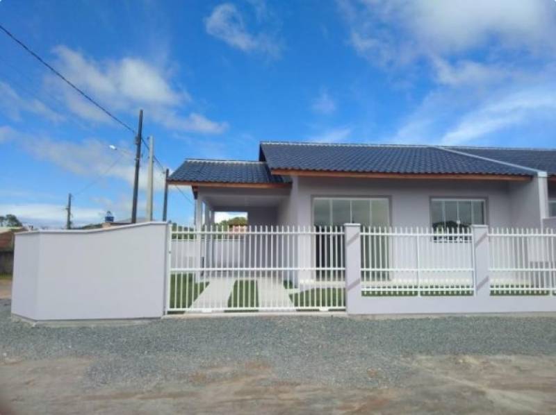 Casa prontinha para morar ou veranear em Balneário Piçarras.