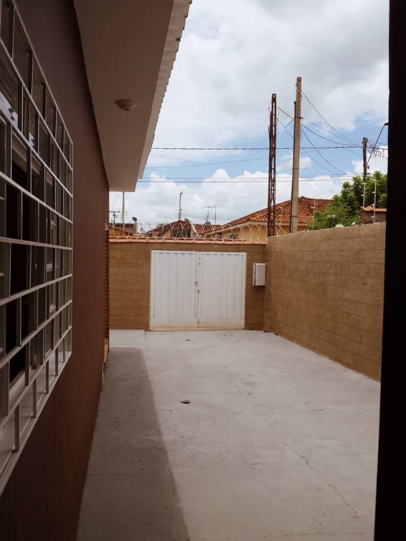 Casa grande, reformada, muito bem localizada