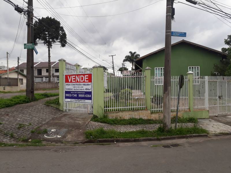 Imóvel de esquina com ampla área de estacionamento