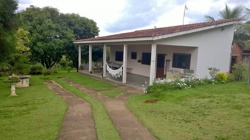 Linda chácara cercada de verde