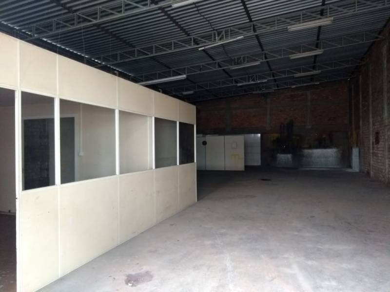 Pavilhão de 400m² na Tamoio Canoas