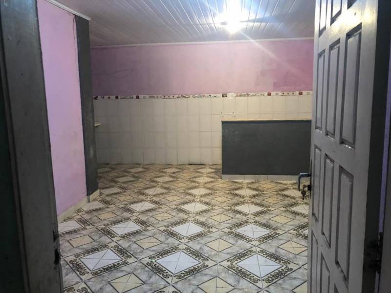 Alugo casa 2/4 na AV Paralela