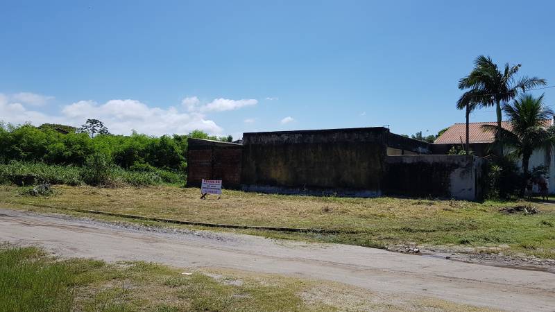 Terreno de esquina em Peruíbe. 268 m2 - 900 metros da praia