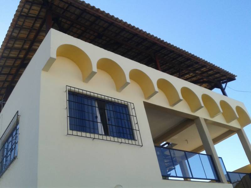 Casa de 2 andares com terraço e 2 casas nos fundos