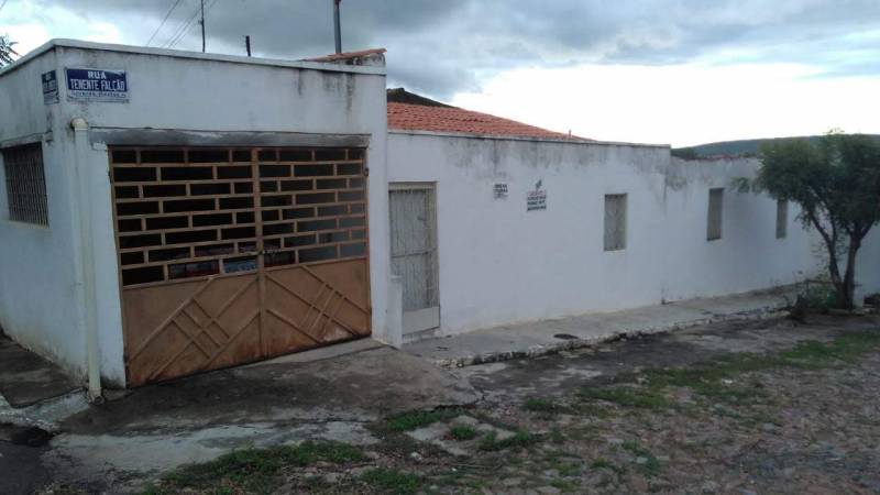 Vendo casa grande com garagem - Ótima Localização - Independência-CE