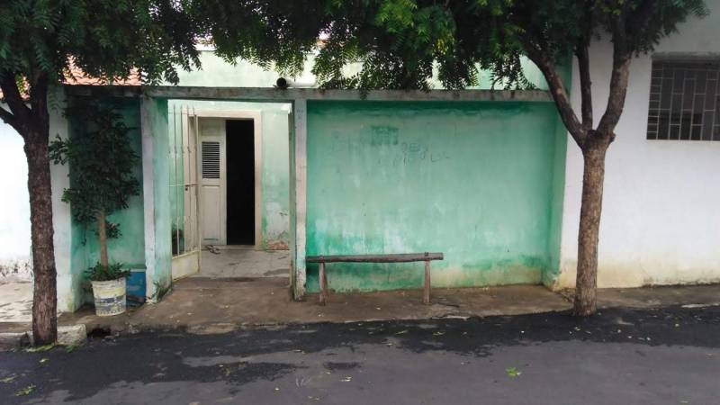 Vendo casa grande - Ótima Localização - Independência-CE