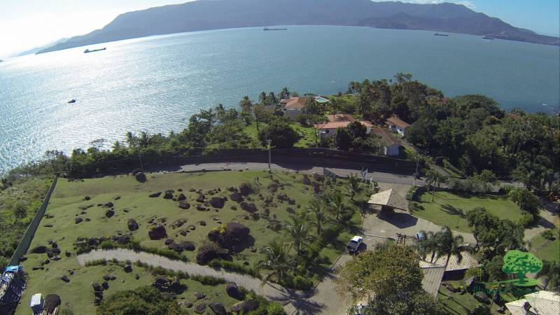 Vista exuberante para o mar