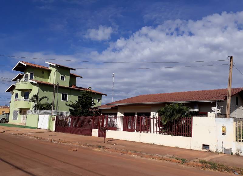 Casas no centro de Luiz Eduardo. BA