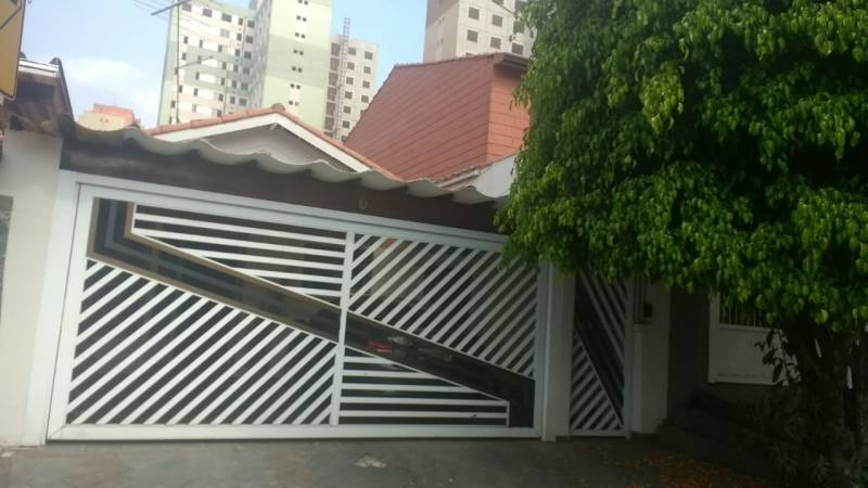 Duas Casas com entradas distintas, cada uma com 2 quartos, 2 banheiros, sala e cozinha, amplo quintal, lavanderia, garagem para 3 carros