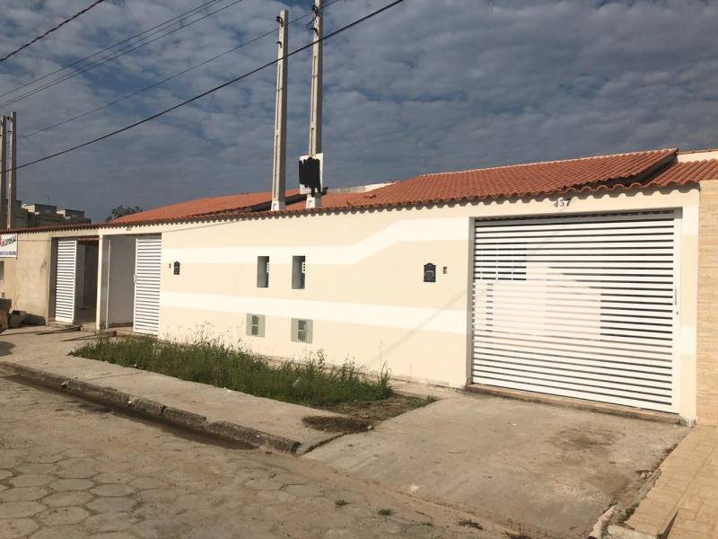 Casa com piscina, a 200 metros do mar - Utilizamos o seu FGTS como entrada.