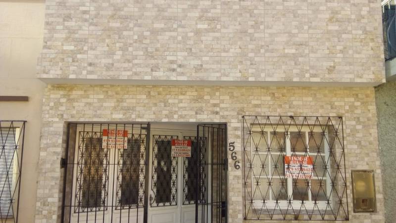 Vende-se casa há 1 quadra da praça tamandaré