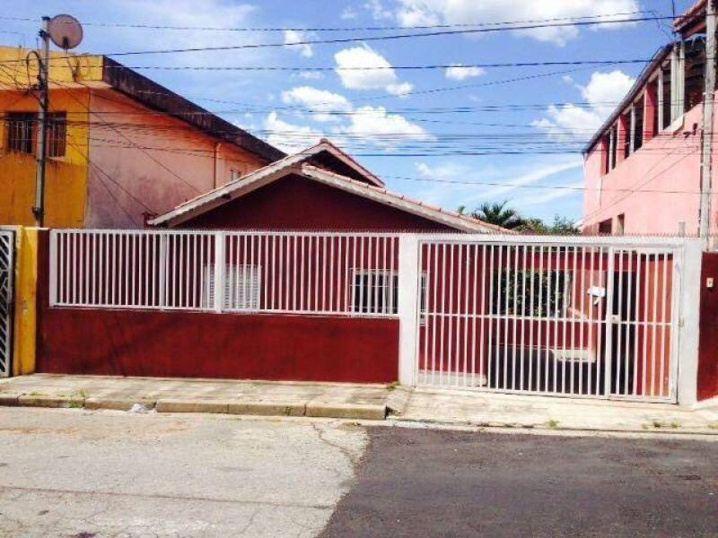Casa 2 Dormitórios - 4 Vagas - Amplo terreno  + Edícula