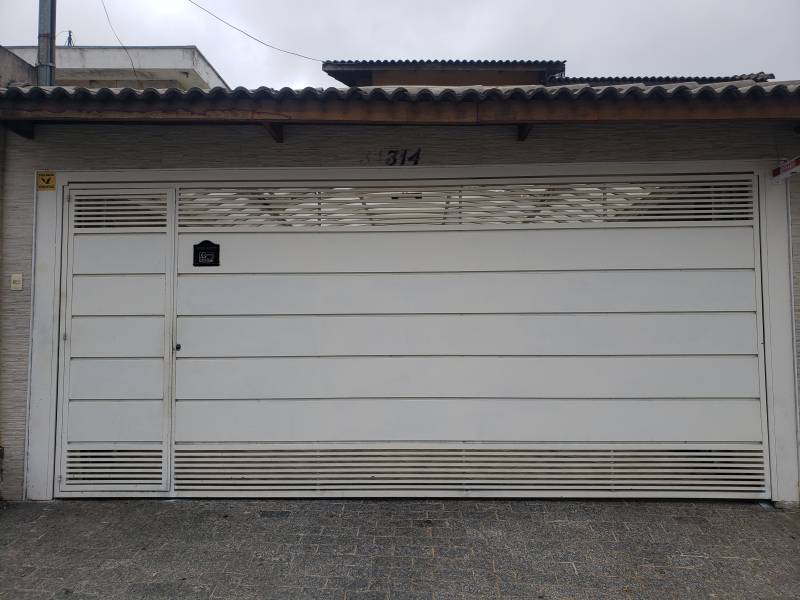 Sobrado 3 Dormitórios com garagem para 4 veículos 