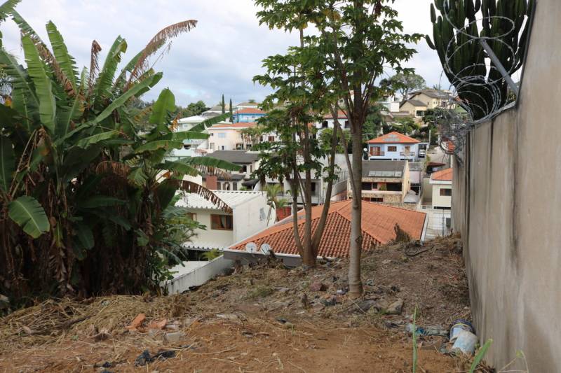 Terreno em região arborizada e de fácil acesso