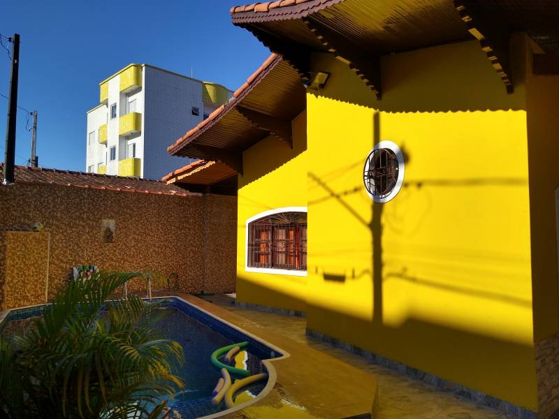 Casa de esquina com piscina em Praia Grande